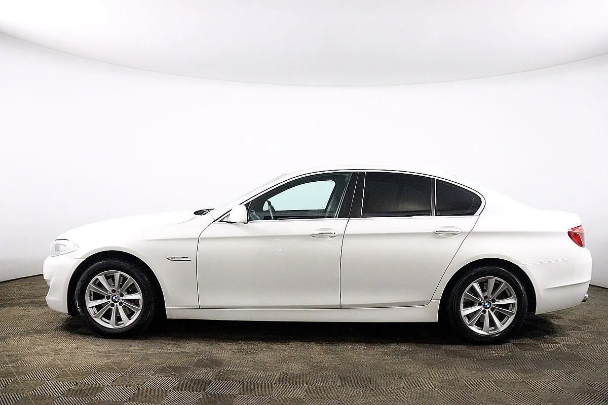 BMW 5-Series Image 8